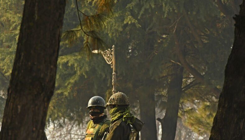 Indian police accused of planting weapon on Kashmiri civilian !